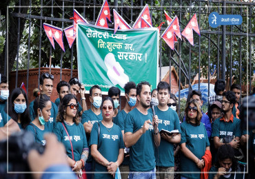 स्यानिटरी प्याड निःशुल्क बनाउन माग गर्दै आम युवाले यसरी गरे विरोध प्रदर्शन